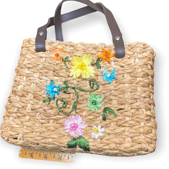 Wicker Floral mini bag made in Philippine’s yellow lining - Picture 2 of 9